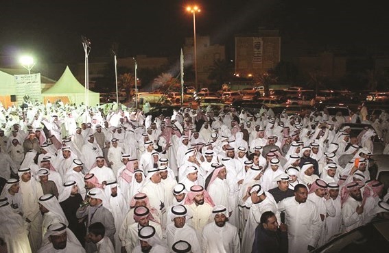 الحضور يستمعون لحديث الخنفور﻿