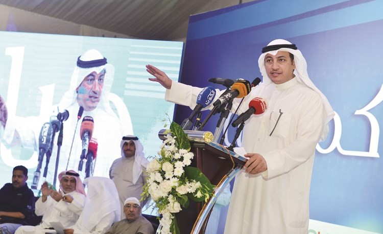 مرشح الدائرة الرابعة النائب السابق عسكر العنزي متحدثا في الندوة﻿