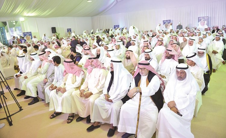 متابعة من الحضور خلال ندوة مرشح الدائرة الرابعة النائب السابق عسكر العنزي	(احمد خليل)﻿
