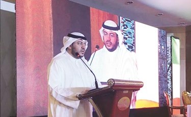 مرشح الدائرة الرابعة د.غالب البصيص متحدثا في الندوة﻿