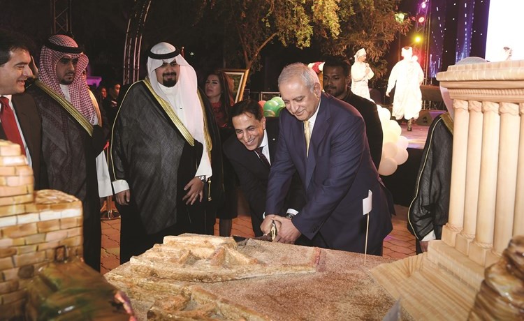 الوزير العيسى مشاركا السفير ماهر خير قطع كيكة الاحتفال﻿