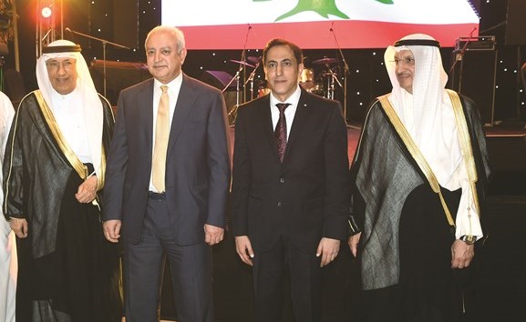 د. بدر العيسى والسفير عبدالعزيز الشارخ ورئيس البعثة اللبنانية ماهر خير والسفير جمال الغانم﻿