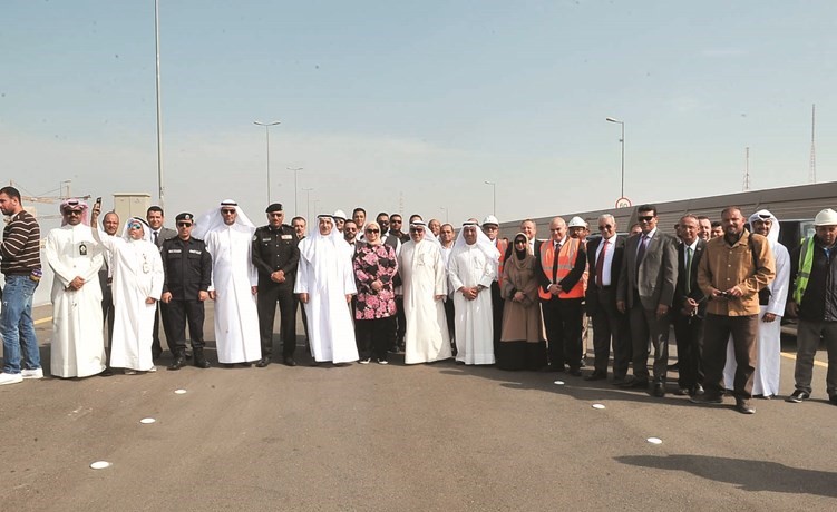 الجسار والغنيم والحصان في صورة جماعية مع مهندسي المشروع والحضور﻿