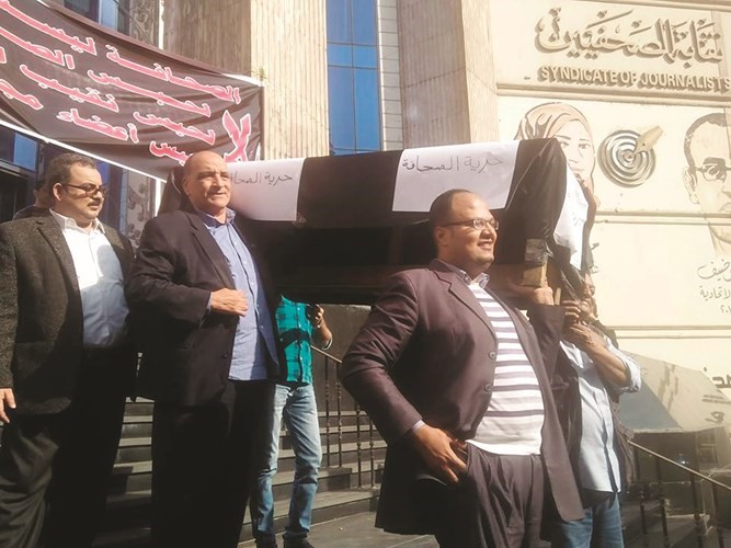 تشييع «نعش» لحرية الصحافة على سلالم نقابة الصحافيين
