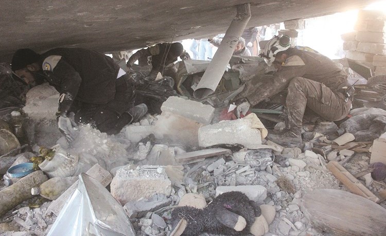 عناصر من الدفاع المدني يبحثون عن ناجينتحت انقاض المنازل المدمرة بفعل الغارات في حلب	(مركز حلب الاعلامي)﻿
