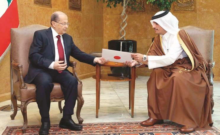 الرئيس العماد ميشال عون مستقبلا وزير الخارجية القطري الشيخ محمد بن عبدالرحمن آل ثاني وتسلم منه دعوة من أمير قطر لزيارة الدوحة(محمود الطويل)﻿