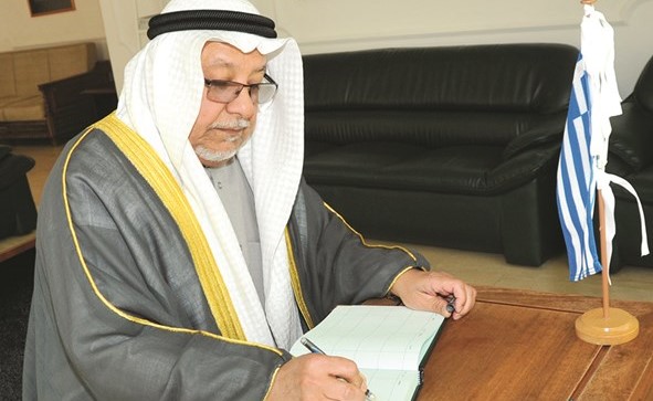الشيخ علي الجراح يسجل كلمة﻿﻿في سجل التعازي ﻿
