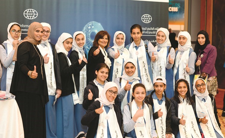 نبيلة العنجري مع عدد من طالبات فصول الموهبة والإبداع﻿