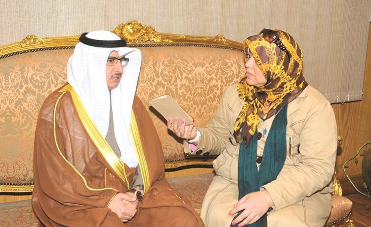 فلاح العتيبي متحدثا إلى الزميلة هناء السيد	 (ناصر عبد السيد) ﻿