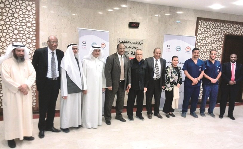 السفير السوداني ود.عبدالرحمن العوضي ود.خالد الصالح يتوسطون الرعاة والمشاركين بالحملة ﻿