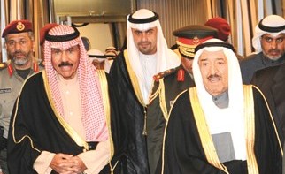 صاحب السمو الأمير الشيخ صباح الأحمد لدى وصوله إلى البلاد وفي استقباله سمو ولي العهد الشيخ نواف الأحمد﻿