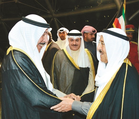 صاحب السمو الأمير الشيخ صباح الأحمد مصافحا الشيخ جابر العبدالله﻿