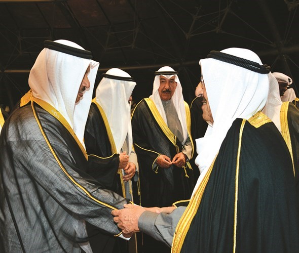 صاحب السمو مصافحا سمو الشيخ جابر المبارك﻿