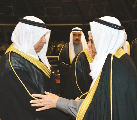 سمو الأمير يصافح الشيخ خالد الجراح ﻿