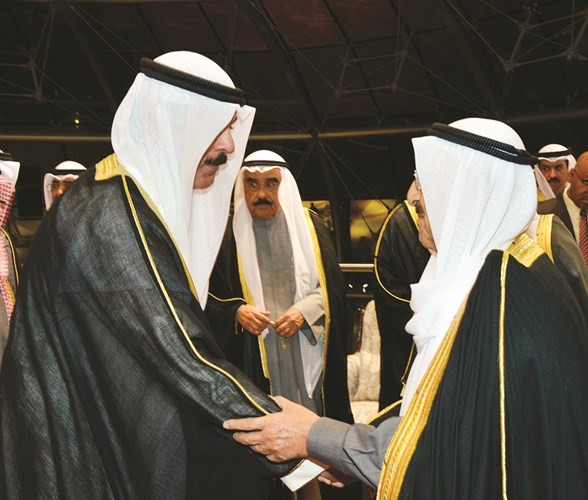صاحب السمو الأمير مصافحا الشيخ محمد الخالد ويبدو الشيخ فيصل السعود ﻿