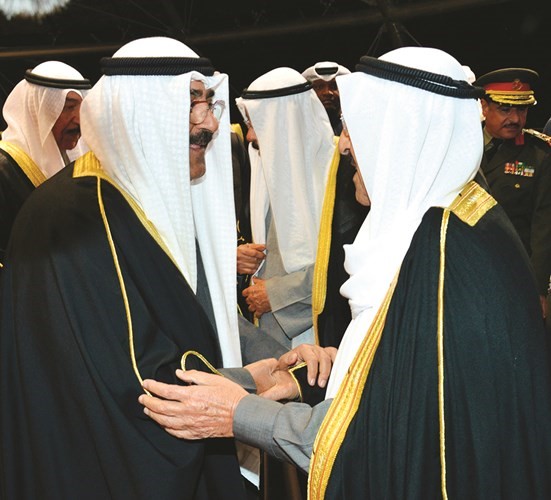  وسموه مصافحا الشيخ مشعل الأحمد﻿