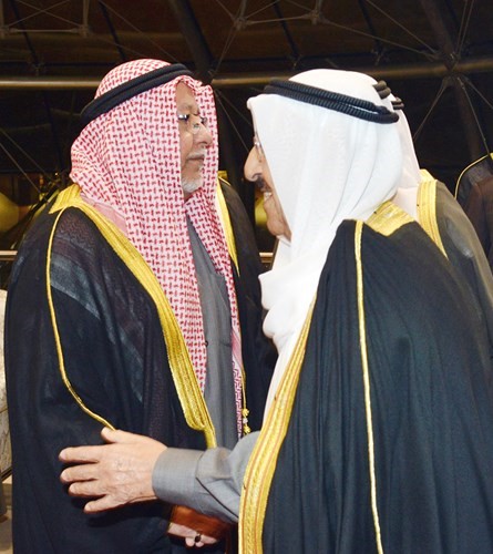 سمو الأمير يصافح الشيخ علي الجراح﻿