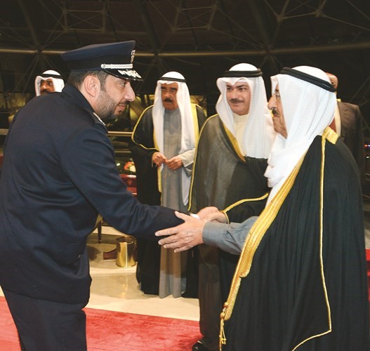 صاحب السمو مصافحاً اللواء خالد التركيت