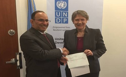 مديرة الUNDP هيلين كلارك تتسلم الشيك من السفير العتيبي (1)