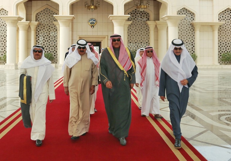 الشيخ صباح الخالد خلال مغادرته إلى مملكة البحرين