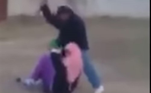 بالفيديو.. رجل يحاول ذبح زوجته المحجبة بالساطور امام المارة