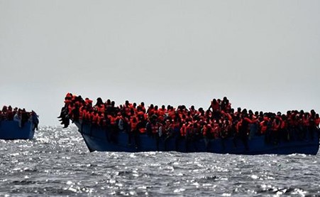 وحشية تفوق الخيال.. مهاجرون يجبرون على شرب الديزل