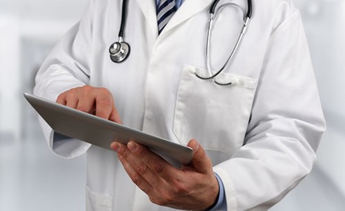 طبيب تجميل يستخدم جسد زوجته ليستعرض عمله أمام الزبائن