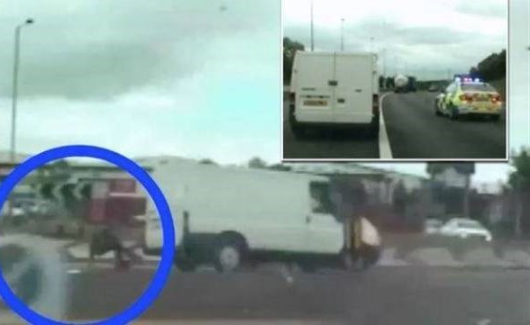 بالفيديو.. سقوط لص من شاحنة أثناء مطاردة الشرطة له