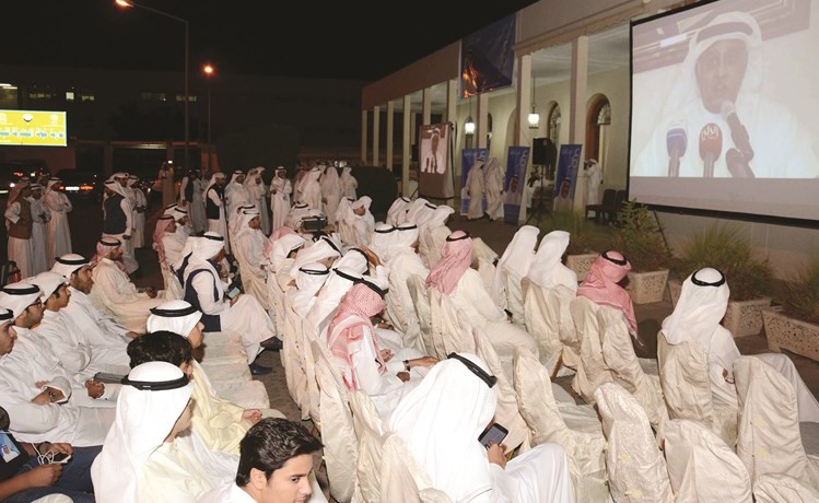 ناخبو الدائرة يستمعون لحديث مرشح الدائرة الثانية المحامي عمر حمد العيسى﻿