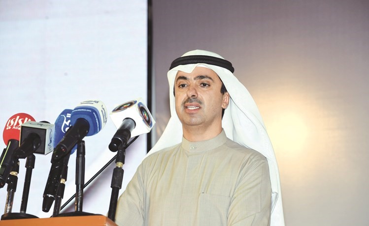 النائب ورئيس مجلس الأمة الأسبق علي الراشد متحدثا خلال الندوة