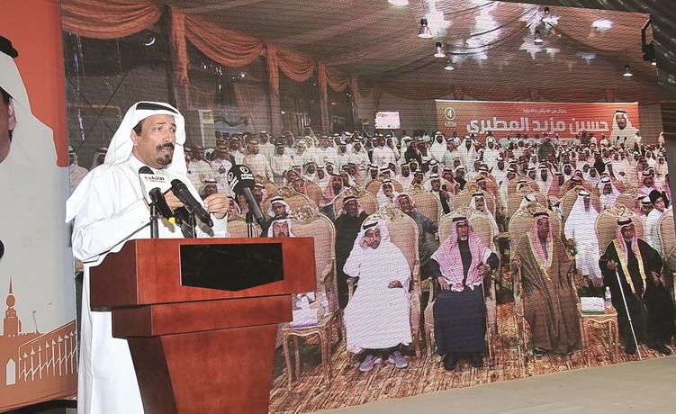 مرشح الدائرة الرابعة النائب السابق حسين مزيد المطيري متحدثا خلال الندوة	(زين علام) ﻿