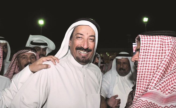 حسين مزيد مع احد ناخبيه﻿