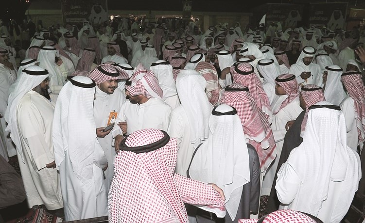 حشد من الناخبين يتابعون حديث مرشح الدائرة الرابعة النائب السابق حسين مزيد المطيري﻿