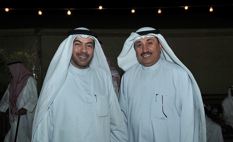 علي الدقباسي وأحد ناخبي الدائرة ﻿