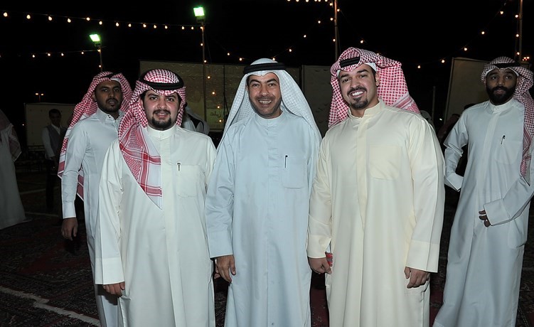 علي الدقباسي متوسطا عددا من ابناء الدائرة الرابعة﻿