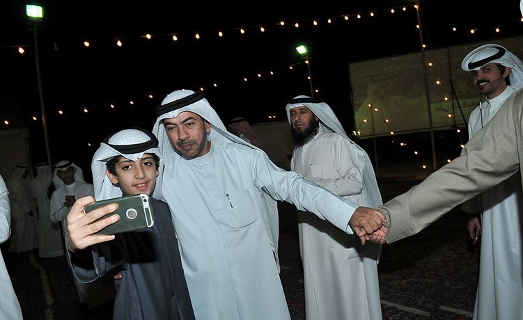 سيلفي انتخابي مع مرشح الدائرة الرابعة علي الدقباسي﻿