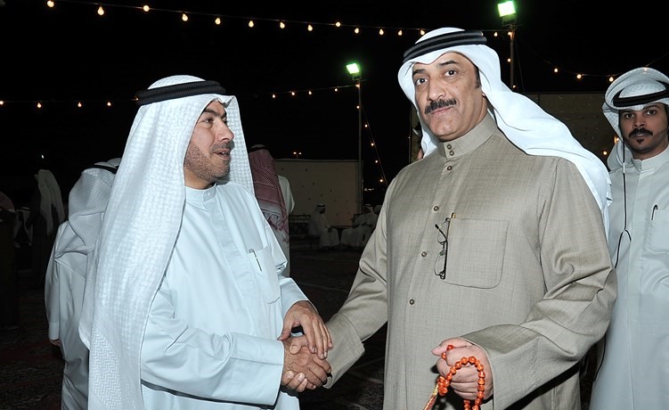 الدقباسي يرحب باحد الحضور ﻿