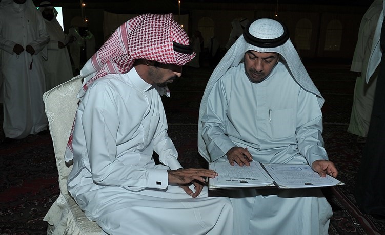 علي الدقباسي يستعرض احدى الوثائق﻿