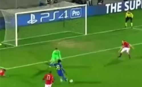 بالفيديو.. على طريقة ميسي...لاعب إيراني يطيح ببواتينغ أرضاً!
