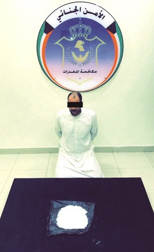 المتهم وأمامه المضبوطات من الشبو﻿