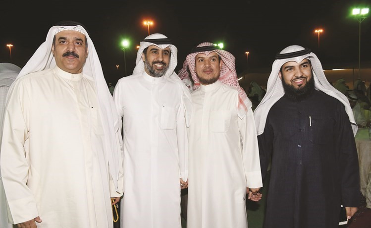علي الخميس متوسطا عددا من الحضور﻿