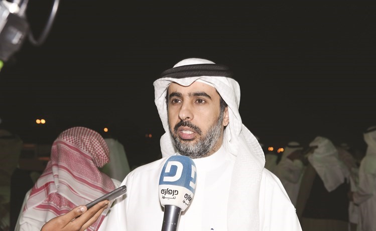 مرشح الدائرة الثالثة النائب السابق علي الخميس متحدثا لوسائل الاعلام﻿