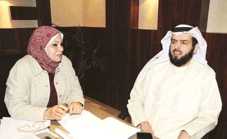 النائب السابق ومرشح الدائرة الاولى د.عادل الدمخي متحدثا للزميلة ليلى الشافعي	(قاسم باشا)﻿