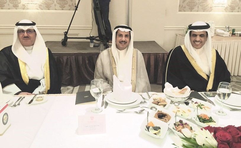 الشيخ فهد المبارك والشيخ عزام الصباح مع رئيس شؤون الإعلام بمملكة البحرين علي بن محمد الرميحي﻿