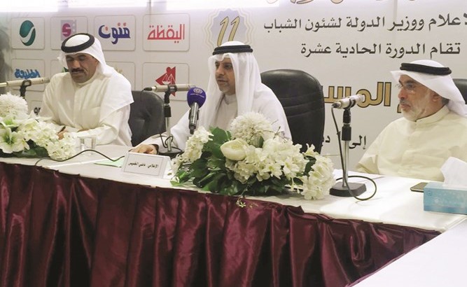 الإعلامي ماضي الخميس يتوسط عبدالله عبدالرسول والزميل مفرح الشمري أثناء المؤتمر﻿