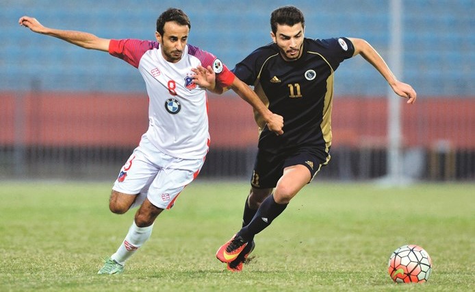 مطاردة على الكرة بين لاعب الكويت عبدالله البريكي ومحترف برقان وسام الادريسي 	(الأزرق.كوم) ﻿