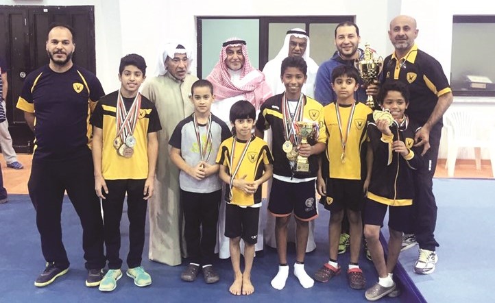 لاعبو جمباز القادسية مع كأس البطولة ﻿