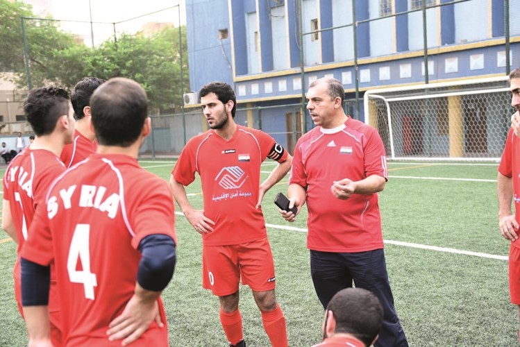 مدرب منتخب الجالية السورية عامر جديد يوجه اللاعبين ﻿
