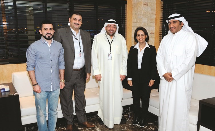 رئيس التحرير الزميل يوسف خالد المرزوق مستقبلا رشا الرومي وطلال التميمي بحضور الزميلين مدير التسويق والمبيعات فريد سلوم ومدير التحرير محمد الحسيني ﻿