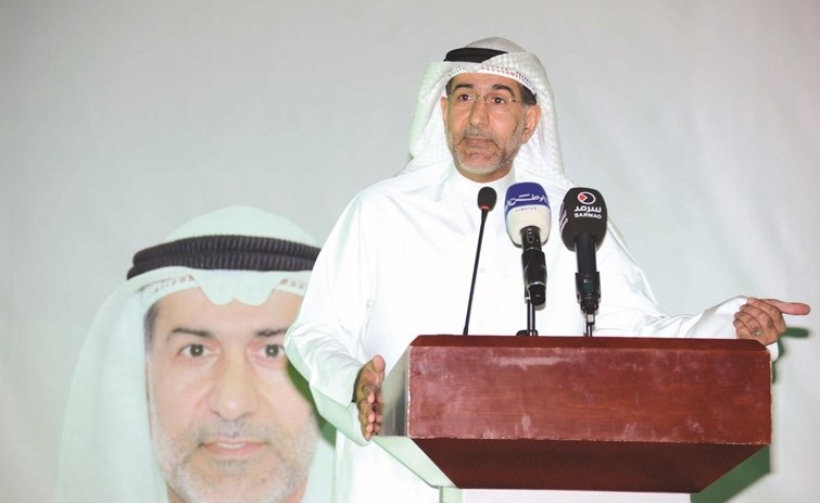 مرشح الدائرة الثالثة د. عيسى الأنصاري يتحدث خلال الندوة﻿